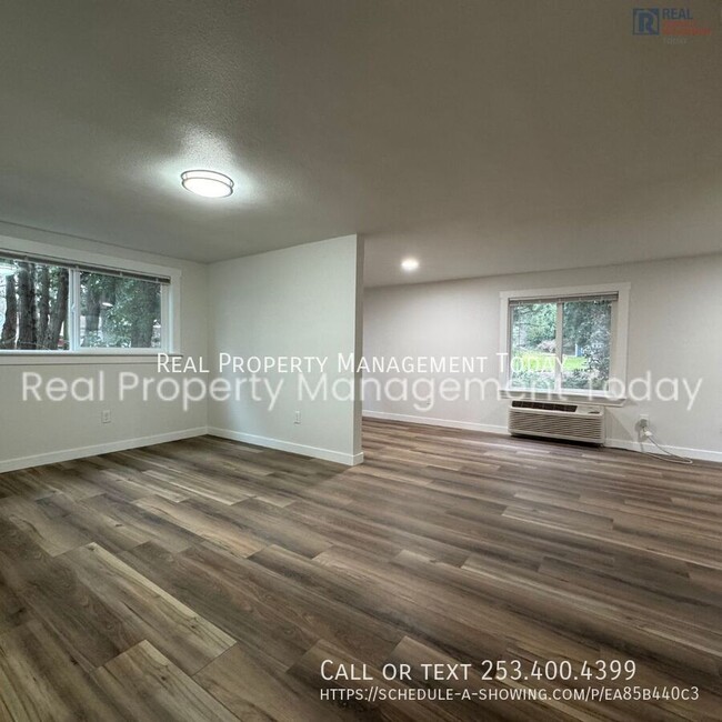 Building Photo - Beautiful remodeled 3 bed 1.5 bath with de...