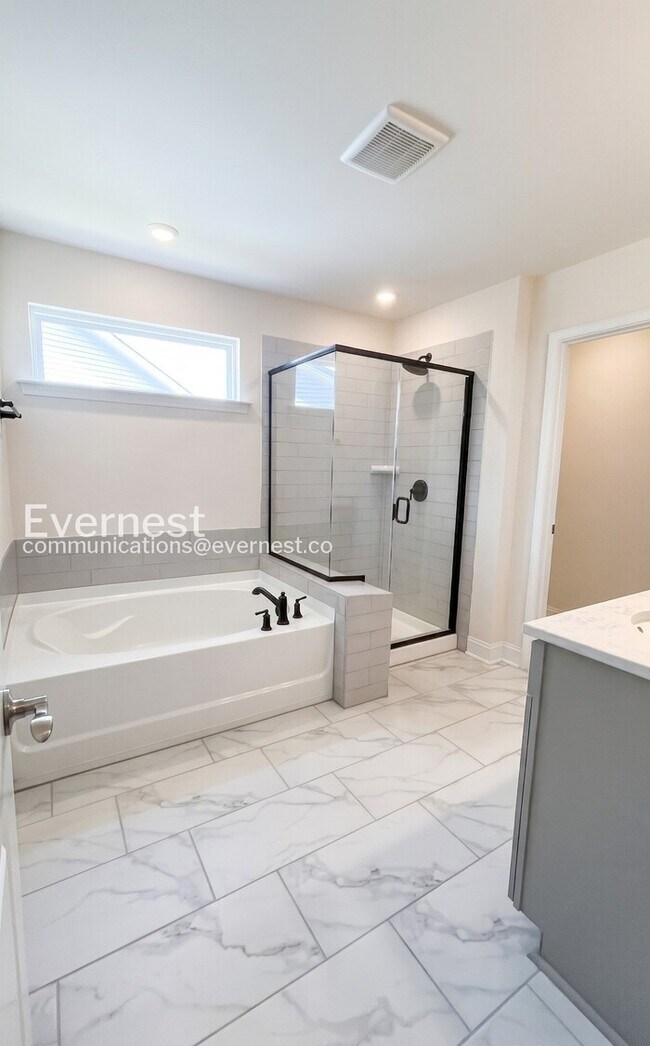 Building Photo - 5 Bed/3 Bath Home with Garage / Pet-Friendly / Available Now!