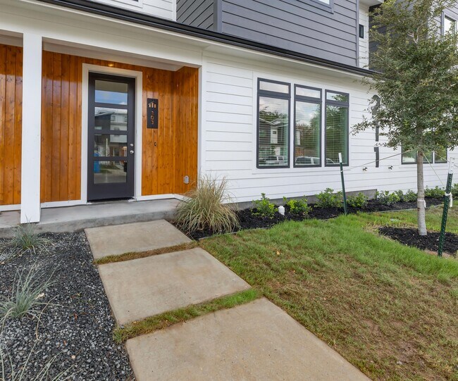 Building Photo - 213 Lynn Dr