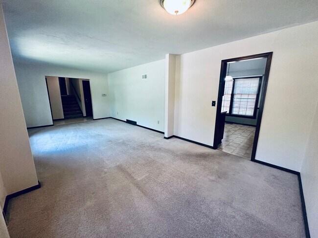 Building Photo - {12119} Spacious Home in Fantastic Locatio...