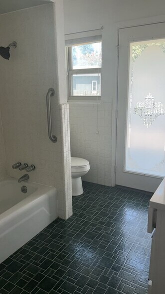 Building Photo - 144 Sunset Dr