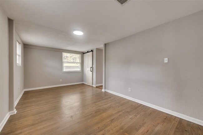 Building Photo - 2711 Avon St