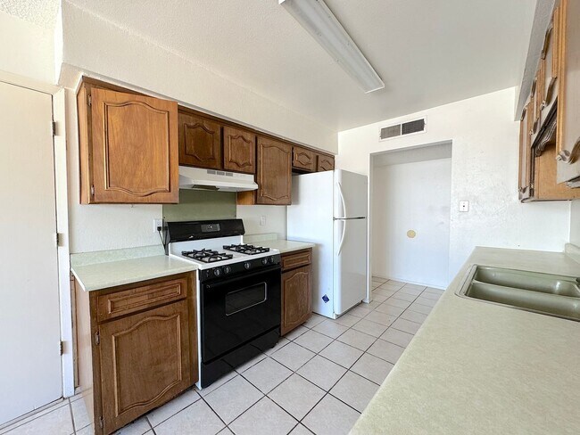 Building Photo - Northeast El Paso 3 Bed 2 Bath in Apollo Heights Neighborhood!