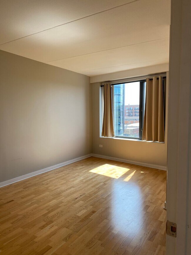 Building Photo - 1 Bed, 1 Bath Condo Near Downtown Evanston...