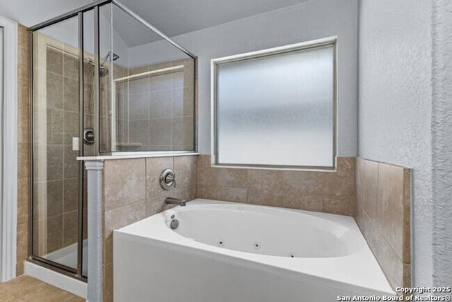 Building Photo - Move In Ready - Stunning 4 bd/2.5 Located ...