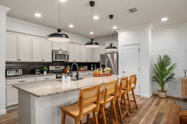 Building Photo - 1978 Majorca Dr