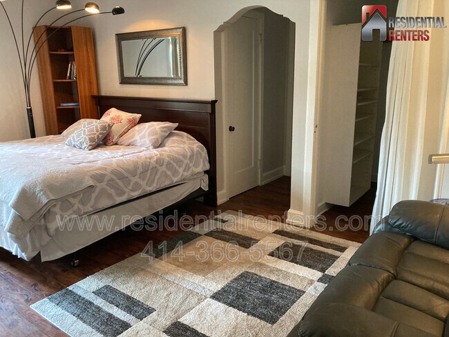 Building Photo - 1028 E Juneau Ave