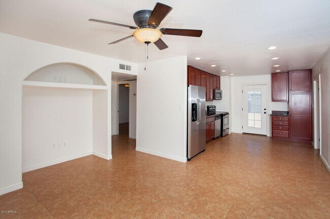 Building Photo - 3228 W Lisbon Ln