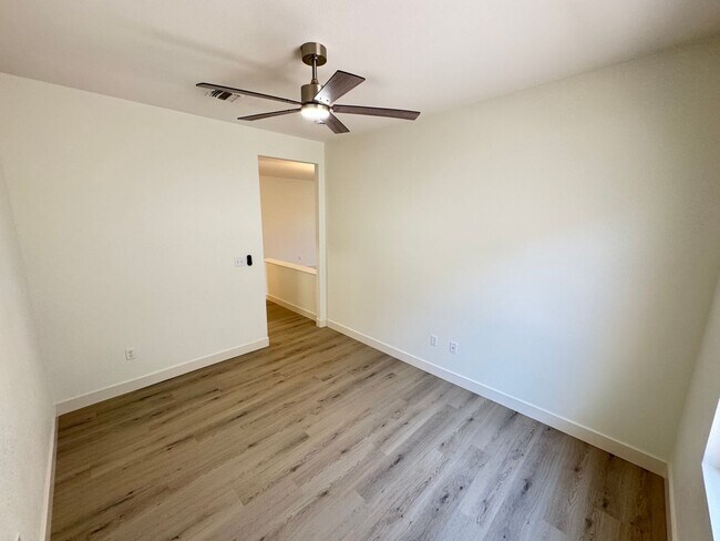Building Photo - Remodeled 2BD/2BA with Golf & Mountain Vie...