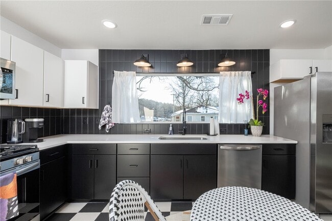 Building Photo - 568 E Rebecca St