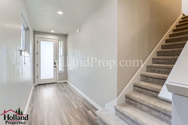 Building Photo - Modern Stylish 3-Bed Home in Prime Hillsbo...