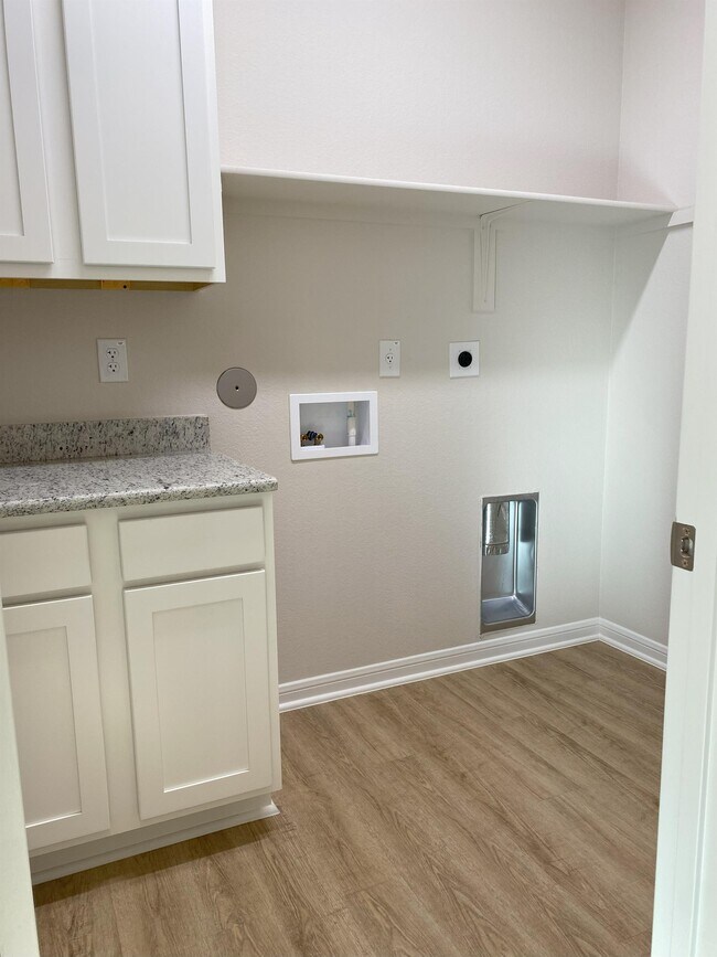 Building Photo - 8714 Happy Vly Dr