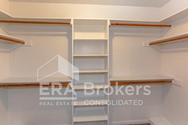 Building Photo - 800 Silver Creek Dr