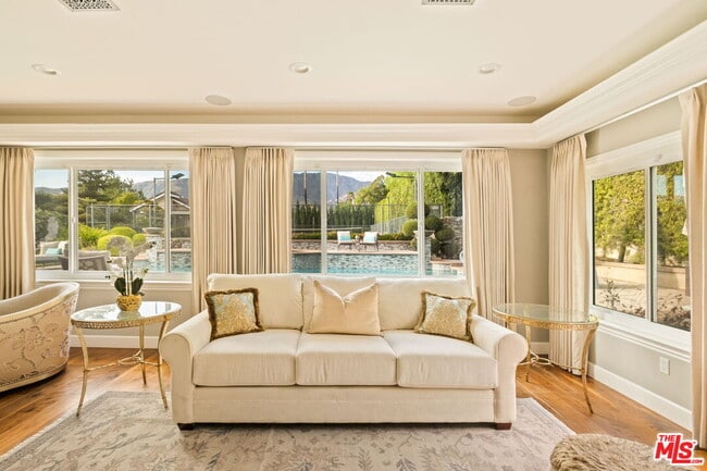 Building Photo - 1047 E Pomello Dr