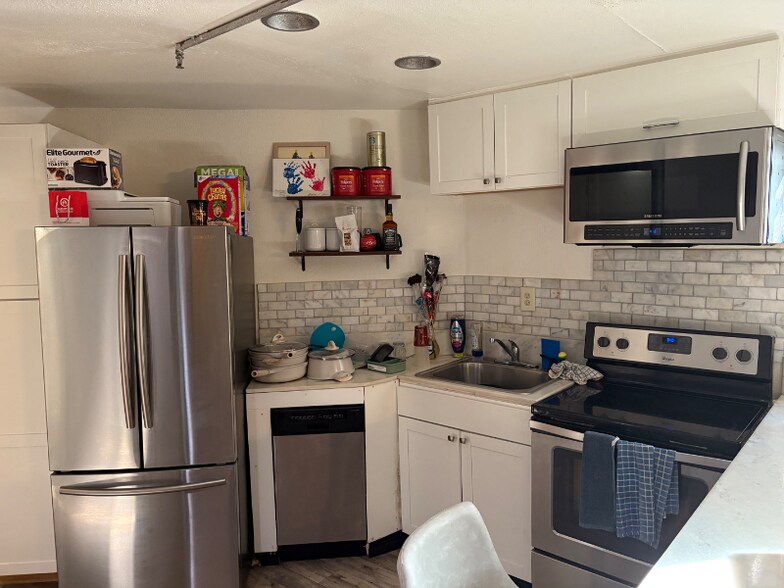Building Photo - 1548 Le Flore Dr