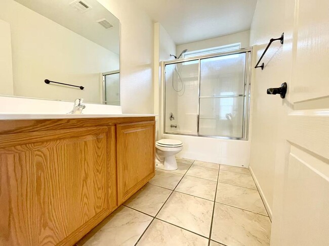 Building Photo - Gorgeous 3 bed, 2 1/2bath home.