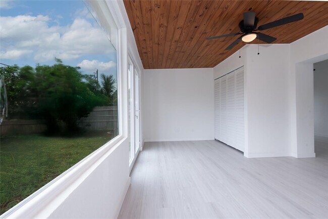 Building Photo - 713 SW 4th Ct