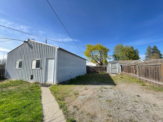 Building Photo - Northside 3 Bedroom Fenced with Huge Shop