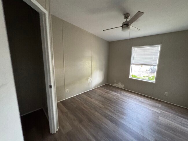 Building Photo - 237 Temple Cir W