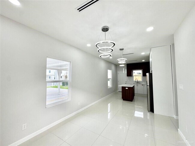 Building Photo - 14 Larkspur Ave