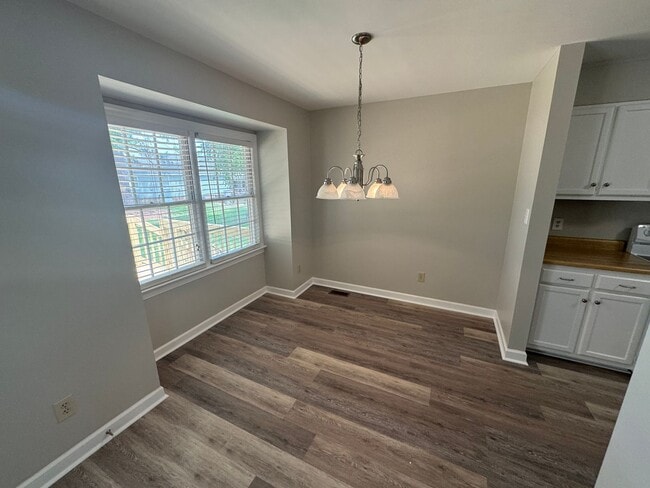 Building Photo - 2 Bedroom / 2 Bath End Unit Townhome in Ce...