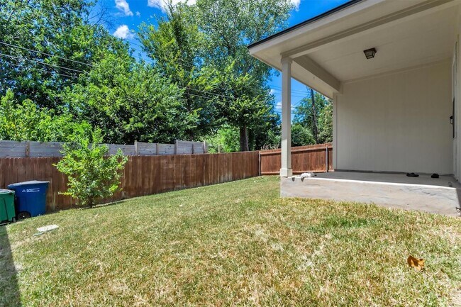 Building Photo - 5605 Bentsen Ln