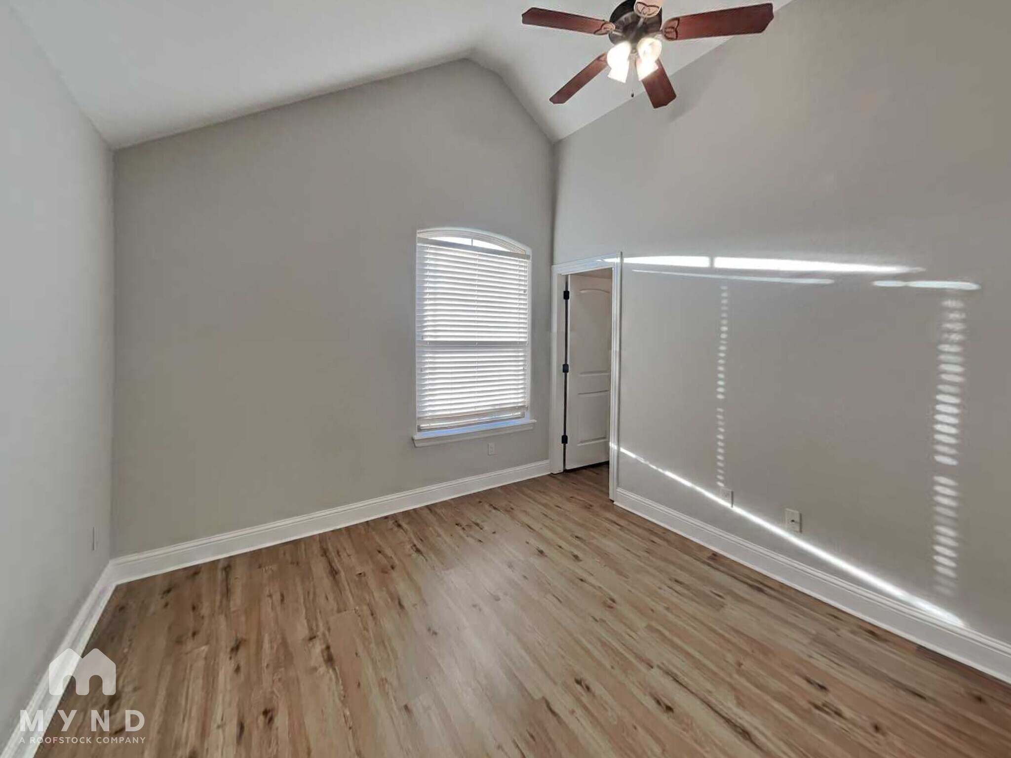 Building Photo - 102 NE Larkspur Ln