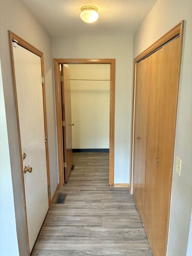 Building Photo - Beautiful 2 Bed/1 Bath Ranch Style Townhome!
