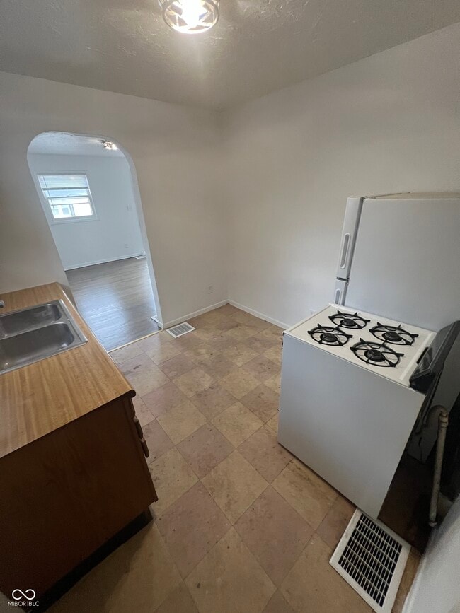 Building Photo - 702 W 23rd St