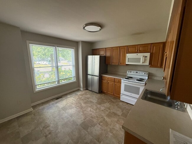 Building Photo - 3 Bed / 2.5 Bath Highlands Townhome