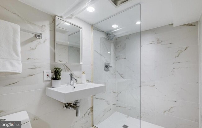 Building Photo - 3021 Dumbarton St NW