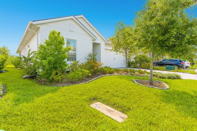 Building Photo - Luxurious 3-Bedroom Home Backing to a Natu...