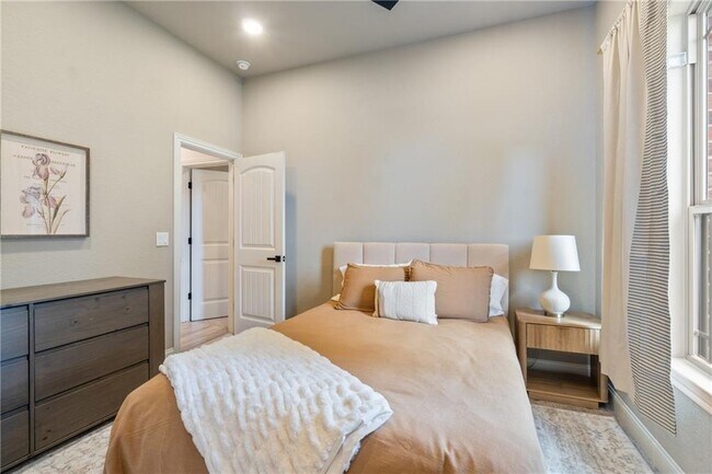 Building Photo - 5702 S 60th Pl