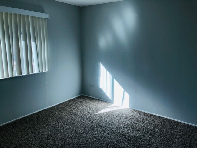 Building Photo - Great looking condo in a nice and clean complex