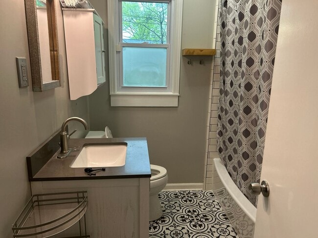 Building Photo - Welcome to this charming 3 bedroom, 1.5 bathroom home in Colonial Acres.