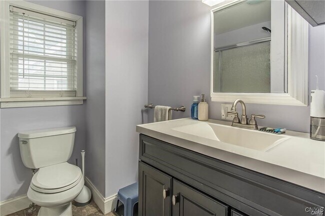 Building Photo - 215 Francis St