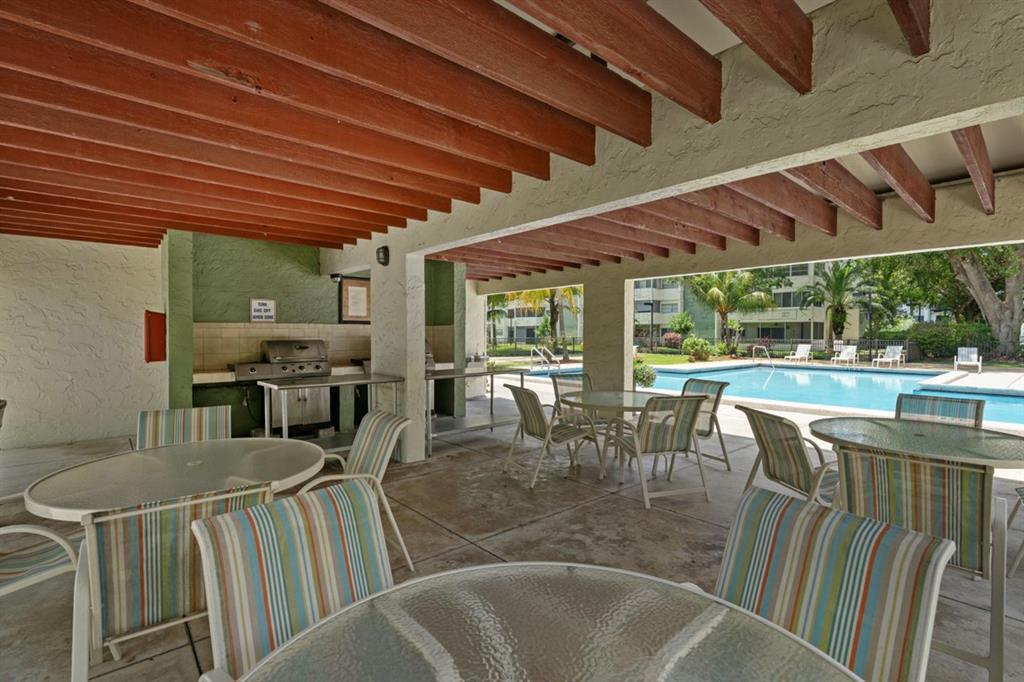 Building Photo - 6075 N Sabal Palm Blvd