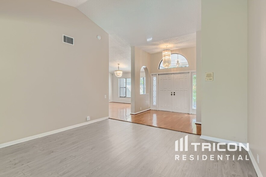 Building Photo - 16147 Vanderbilt Dr