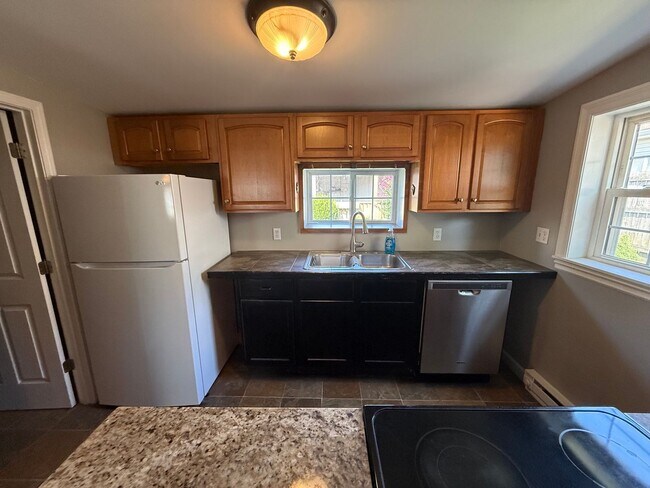Building Photo - Private Charming Home!
