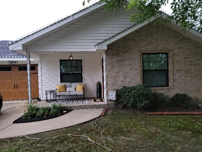 Building Photo - 1806 N 8th St