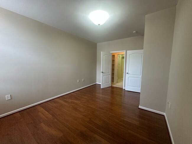 Building Photo - Beautiful townhouse style condo in Ridgely Manor - App Pending!