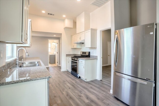 Building Photo - $1,500 MOVE IN SPECIAL!! 3 BED/2 BATH HOME UPPER UNIT AVAIABLE FOR RENT IN OAKLAND, CA!!!!