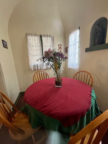 Breakfast nook - 1238 Meadowbrook Ave