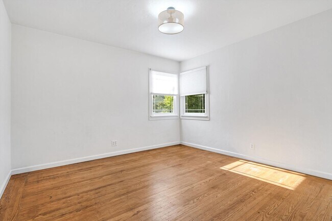 Building Photo - Updated 3 bedroom 2 bathroom single family home within walking distance to the Sonoma Town Square...