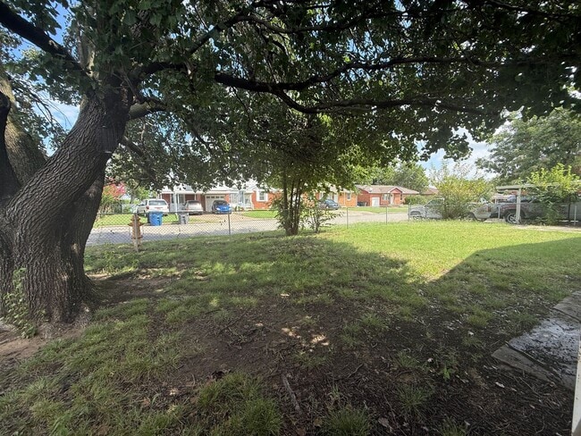 Building Photo - Stunning 3 bedroom, 1.5 Bath in Tulsa