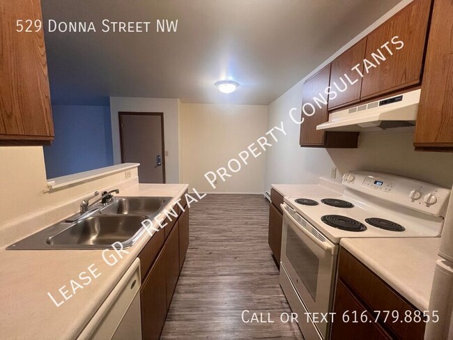 Building Photo - Spacious Two Bedroom Upper Apartment with ...