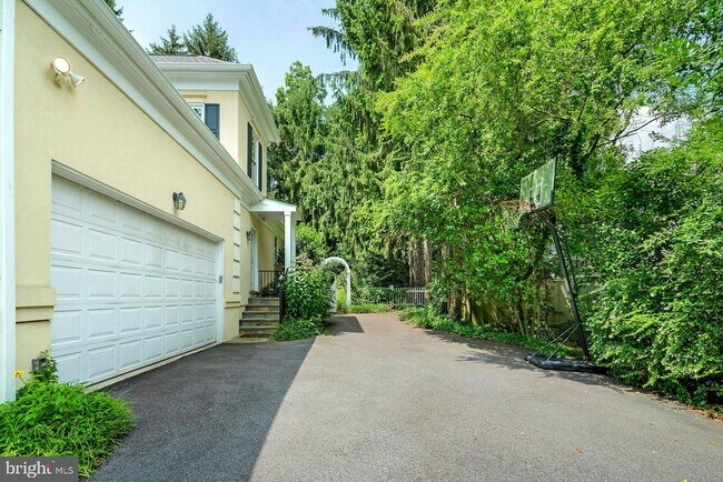 Building Photo - 6698 Glenbrook Rd
