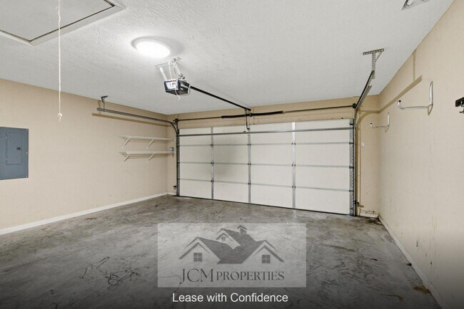 Building Photo - 700 Cottonwood Dr