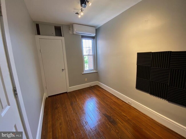 Building Photo - 879 N Myrtlewood St