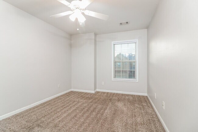 Building Photo - 275 Shaw Dr